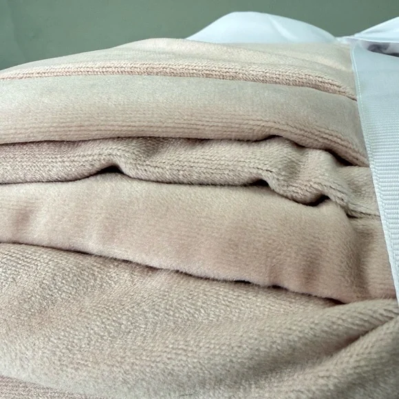 UGG Blush Throw Blanket - Picture 3 of 8